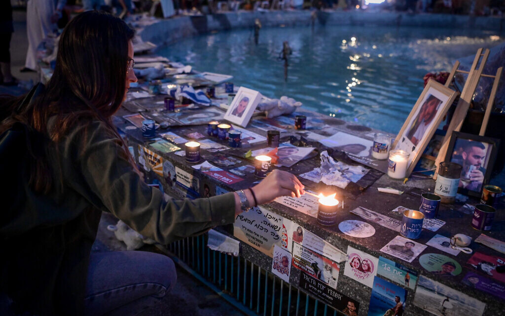 Israelis mourn as Memorial Day begins for fallen soldiers and victims of terror, at Dizengoff Square in Tel Aviv, on May 12, 2024. (Avshalom Sassoni/Flash90)