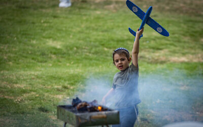 People celebrate Israel's 76th Independence Day at Saker Park in Jerusalem, May 14, 2024. (Yonatan Sindel/Flash90)