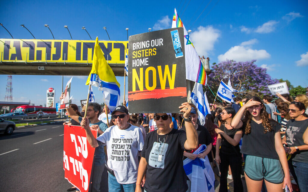 Protesters calling for the release of Hamas hostages block Hakfar Hayarok Junction near the central Israel city of Ramat Hasharon, May 15, 2024. (Flash90)