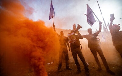 Members of Brothers in Arms protest for early elections and for the release of hostages held in the Gaza Strip, on Route 1, outside of Jerusalem on May 20, 2024. (Yonatan Sindel/Flash90)