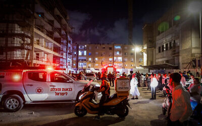 Police and rescue forces at the scene where 11-year-old Lee-Yam Nahum was killed after a fire broke out in a residential building in Ashdod, May 25, 2024. (Liron Moldovan/Flash90)