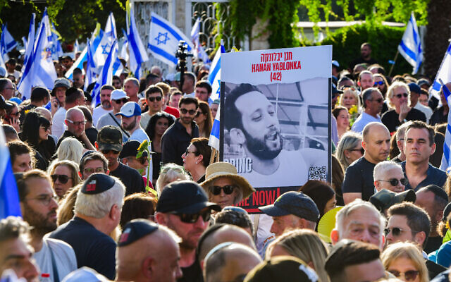 Family and friends and thousands of other Israelis attend the funeral service of Hanan Yablonka at Kiryat Shaul Cemetery in Tel Aviv, on May 26, 2024, two days after the IDF recovered his body from Gaza. (Avshalom Sassoni/Flash90) Family and friends and thousands of other Israelis attend the funeral service of Hanan Yablonka at Kiryat Shaul Cemetery in Tel Aviv, on May 26, 2024, two days after the IDF recovered his body from Gaza. (Avshalom Sassoni/Flash90)