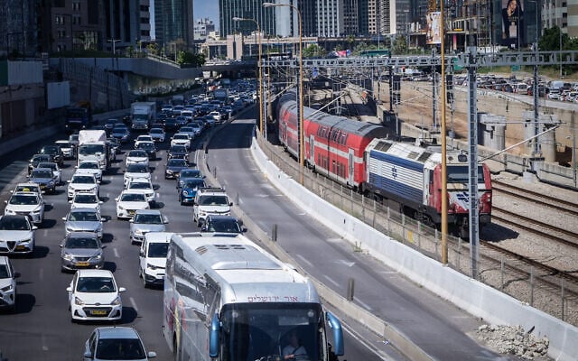 Heavy traffic on the Ayalon Highway in Tel Aviv, May 30, 2024. (Avshalom Sassoni/Flash90)