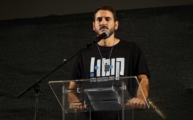Yonatan Shamriz speaking at the anti-government protest in Tel Aviv, May 4, 2024. (Lior Segev)