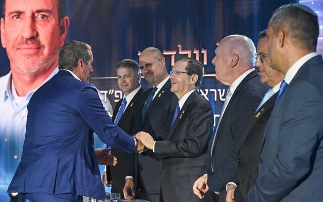 President Isaac Herzog shakes hands with Israel Prize recipient Eyal Waldman at the award ceremony in Sderot, May 14, 2024. (Maayan Toaf/GPO) President Isaac Herzog shakes hands with Israel Prize recipient Eyal Waldman at the award ceremony in Sderot, May 14, 2024. (Maayan Toaf/GPO)