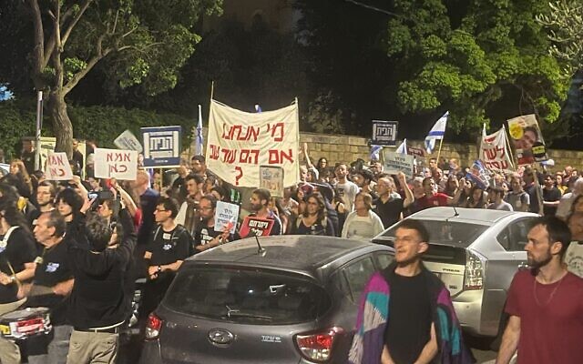 Protesters march for a deal to release hostages held in the Gaza Strip, in Jerusalem, May 18, 2024. (The Times of Israel/Leon Kraiem)