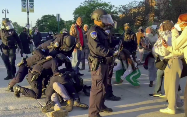 Police detain a protester at an anti-Israel encampment at Wayne State University in Detroit, May 30, 2024. (Screenshot: X, used in accordance with Clause 27a of the Copyright Law) Police detain a protester at an anti-Israel encampment at Wayne State University in Detroit, May 30, 2024. (Screenshot: X, used in accordance with Clause 27a of the Copyright Law)