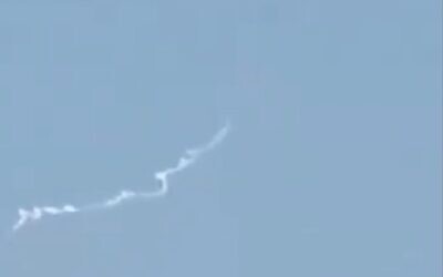 Screen capture from video purportedly showing smoke trains for Syrian air defense missiles, May 29, 2024. (X. Used in accordance with Clause 27a of the Copyright Law)