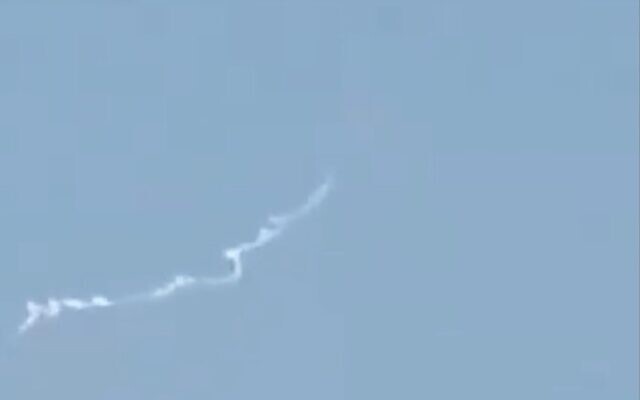Screen capture from video purportedly showing smoke trains for Syrian air defense missiles, May 29, 2024. (X. Used in accordance with Clause 27a of the Copyright Law) Screen capture from video purportedly showing smoke trains for Syrian air defense missiles, May 29, 2024. (X. Used in accordance with Clause 27a of the Copyright Law)