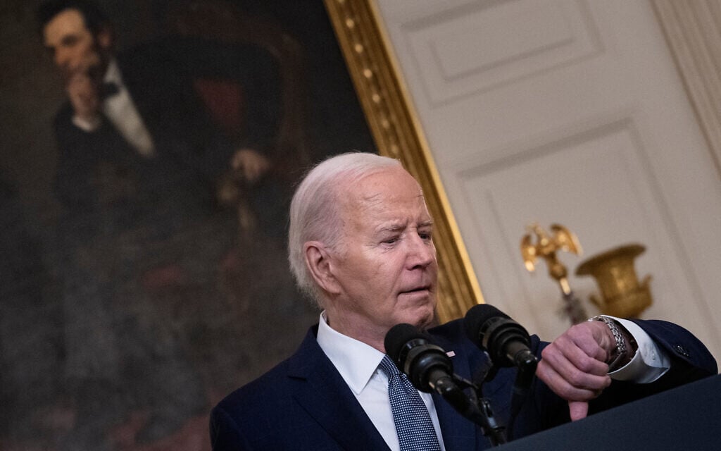 US President Joe Biden checks his watch as he arrives to speak about the war in Gaza, in the State Dining Room of the White House on May 31, 2024. (Brendan Smialowski / AFP)