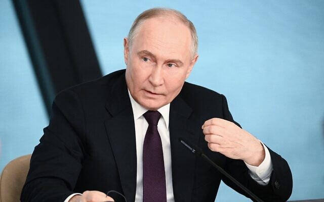 Russia's President Vladimir Putin speaks with heads of International news agencies in Saint Petersburg on June 5, 2024. - (Vladimir ASTAPKOVICH / POOL / AFP) Russia's President Vladimir Putin speaks with heads of International news agencies in Saint Petersburg on June 5, 2024. - (Vladimir ASTAPKOVICH / POOL / AFP)