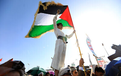 A Yemeni child stands on the shoulders of a man as he holds onto a Palestinian flag during a solidarity march with the Palestinian people of the Gaza Strip, in the Houthi-run capital Sanaa on June 7, 2024. (MOHAMMED HUWAIS / AFP) A Yemeni child stands on the shoulders of a man as he holds onto a Palestinian flag during a solidarity march with the Palestinian people of the Gaza Strip, in the Houthi-run capital Sanaa on June 7, 2024. (MOHAMMED HUWAIS / AFP)
