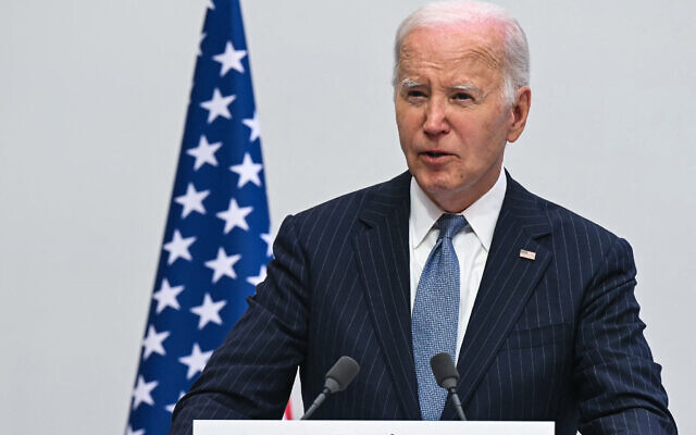US President Joe Biden flanked by France's president addresses the media during press statements following a bilateral meeting, at the Presidential Elysee Palace in Paris, France, on June 8, 2024. (SAUL LOEB / AFP) US President Joe Biden flanked by France's president addresses the media during press statements following a bilateral meeting, at the Presidential Elysee Palace in Paris, France, on June 8, 2024. (SAUL LOEB / AFP)