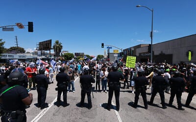 Los Angeles Police Department (LAPD) officers line up in front of anti-Israel protesters gathered outside the Adas Torah synagogue in Los Angeles, June 23, 2024. (DAVID SWANSON / AFP)