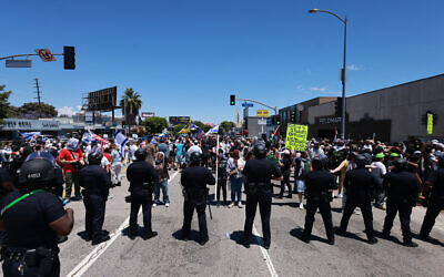 Los Angeles Police Department (LAPD) officers line up in front of anti-Israel protesters gathered outside the Adas Torah synagogue in Los Angeles, California, June 23, 2024. (DAVID SWANSON / AFP)