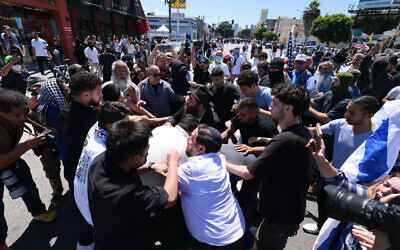 Supporters of Israel clash with anti-Israel protesters blocking access to the Adas Torah Orthodox Jewish synagogue, in Los Angeles, June 23, 2024. (DAVID SWANSON / AFP)