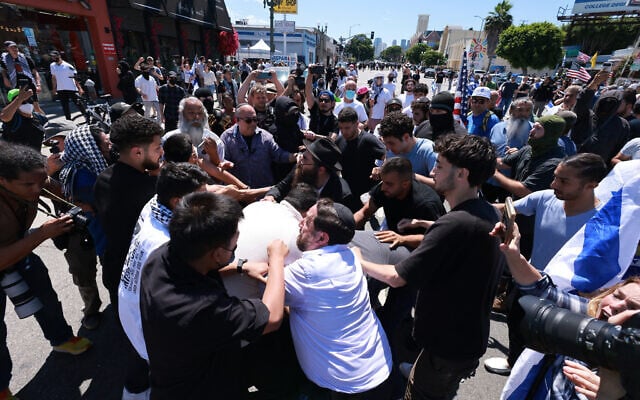 Supporters of Israel clash with anti-Israel protesters blocking access to the Adas Torah Orthodox Jewish synagogue, in Los Angeles, June 23, 2024. (DAVID SWANSON / AFP) Supporters of Israel clash with anti-Israel protesters blocking access to the Adas Torah Orthodox Jewish synagogue, in Los Angeles, June 23, 2024. (DAVID SWANSON / AFP)