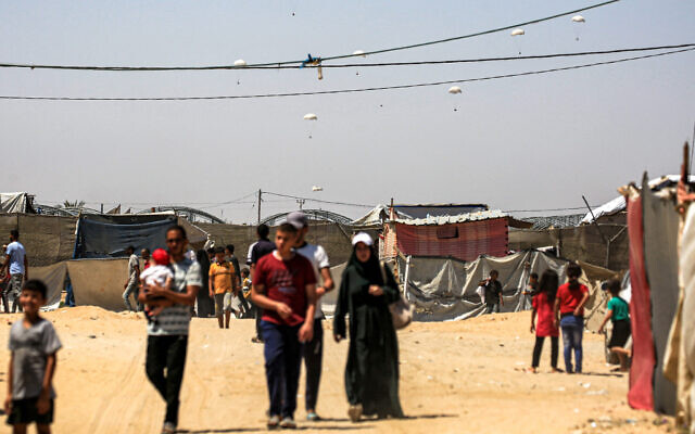 Humanitarian aid packages are dropped on the Gaza Strip near Rafah on June 25, 2024. (Eyad Baba/AFP) Humanitarian aid packages are dropped on the Gaza Strip near Rafah on June 25, 2024. (Eyad Baba/AFP)