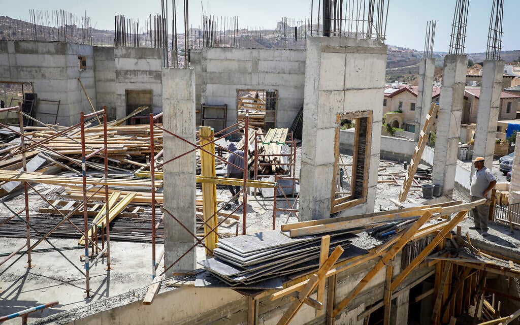 Illustrative: Palestinian construction workers at a building site in the Israeli settlement of Efrat in the West Bank, on September 29, 2020. (Gershon Elinson/Flash90) Illustrative: Palestinian construction workers at a building site in the Israeli settlement of Efrat in the West Bank, on September 29, 2020. (Gershon Elinson/Flash90)
