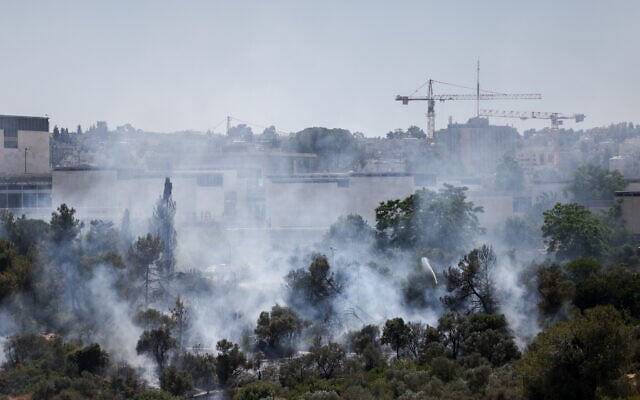 A fire which broke out in the Valley of the Cross near the Israel Museum in Jerusalem, June 2, 2024 (Yonatan Sindel/Flash90) A fire which broke out in the Valley of the Cross near the Israel Museum in Jerusalem, June 2, 2024 (Yonatan Sindel/Flash90)