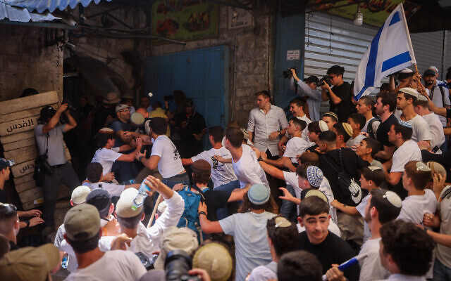 Right-wing Jewish youth attack journalists at Damascus Gate in Jerusalem's Old City on Jerusalem Day, June 5, 2024. (Chaim Goldberg/Flash90)