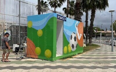 A bomb shelter in Nahariya painted by Lidia and Igor Katliarski. (Lidia Katliarski)