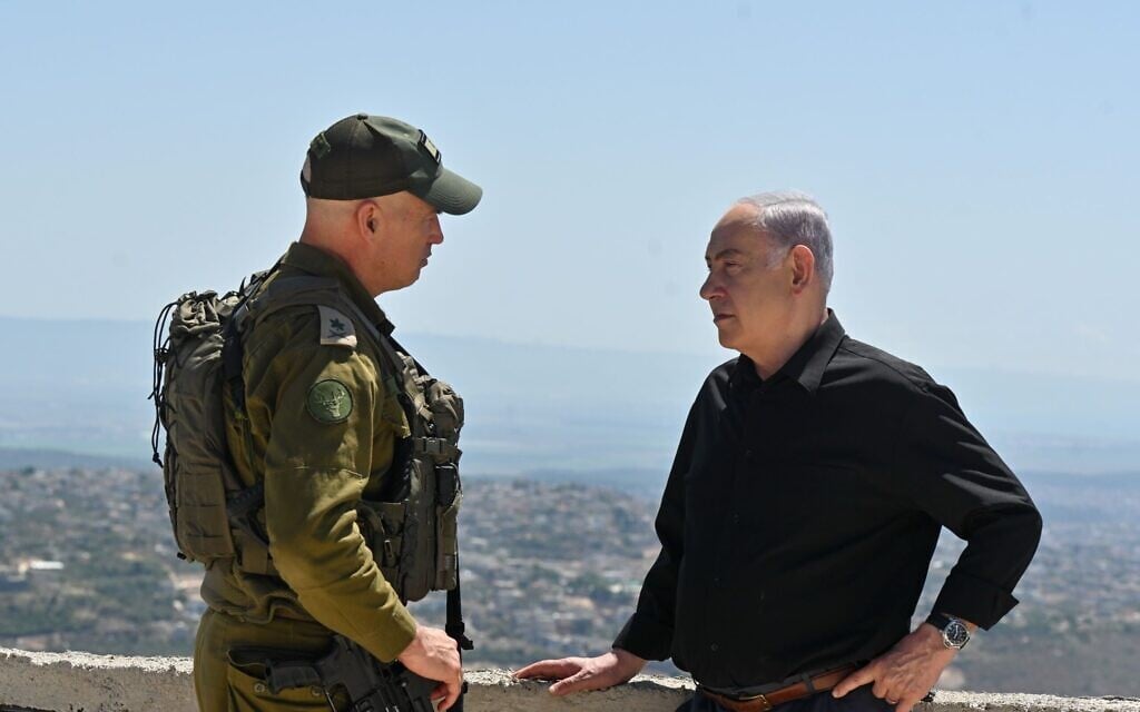 Prime Minister Benjamin Netanyahu, right, and the head of the IDF’s Northern Command Maj. Gen. Ori Gordin visit the northern border with Lebanon, June 25, 2024. (Kobi Gideon/GPO)