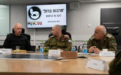 Defense Minister Yoav Gallant (left) meets with IDF Southern Command chief, Maj. Gen. Yaron Finkelman (center), at the unit's HQ in Beersheba, June 2, 2024. (Ariel Hermoni/Defense Ministry)