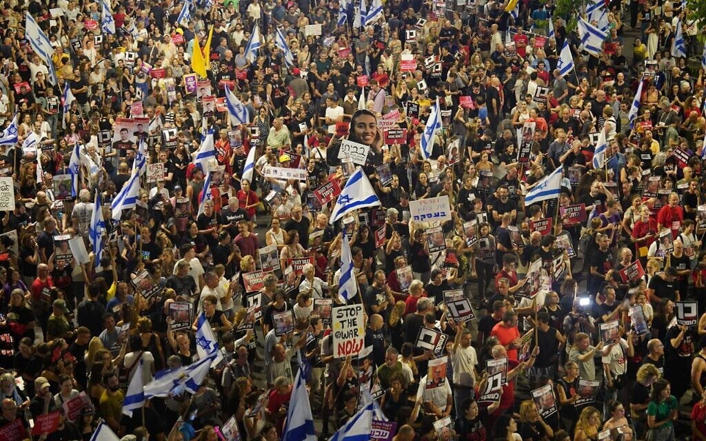 Protesters on Tel Aviv's Begin Road in front of the Kirya IDF Military Headquarters urge a deal for the release of the remaining hostages held by Hamas in Gaza, hours after the IDF rescued four hostages, June 8, 2024. (Dana Reany: Pre-Democracy Reform Movement)