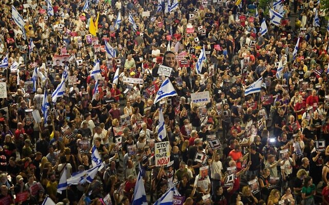 Protesters on Tel Aviv's Begin Road in front of the Kirya IDF Military Headquarters urge a deal for the release of the remaining hostages held by Hamas in Gaza, hours after the IDF rescued four hostages, June 8, 2024. (Dana Reany: Pre-Democracy Reform Movement)