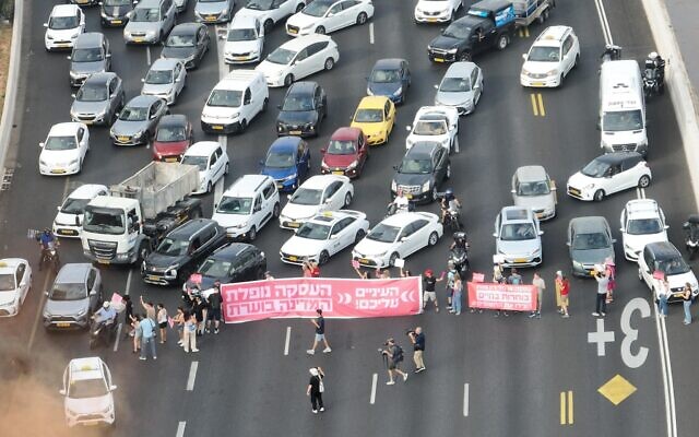 Relatives of hostages block the Ayalon Highway in Tel Aviv amid pressure on the government to agree to a deal with Hamas for their release from captivity in Gaza, June 20, 2024. (Aviv Atlas/Pro-Democracy Protest Movement)