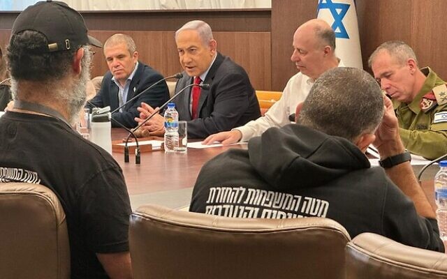 Prime Minister Benjamin Netanyahu meets with representatives of families of hostages held by Hamas (GPO / File) Prime Minister Benjamin Netanyahu meets with representatives of families of hostages held by Hamas (GPO / File)