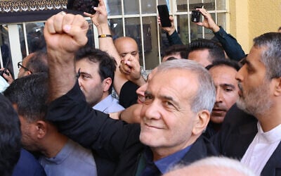 Iranian reformist candidate Masoud Pezeshkian after casting his ballot during the presidential runoff elections in Shareh Qods, west of Tehran on July 5, 2024 (ATTA KENARE / AFP)