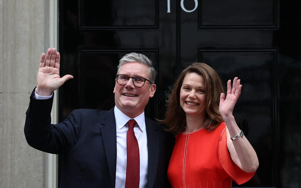 Britain's incoming Prime Minister Keir Starmer and leader of the Labour Party, and his wife Victoria pose on the steps of 10 Downing Street in London on July 5, 2024 (Photo by HENRY NICHOLLS / AFP) Britain's incoming Prime Minister Keir Starmer and leader of the Labour Party, and his wife Victoria pose on the steps of 10 Downing Street in London on July 5, 2024 (Photo by HENRY NICHOLLS / AFP)