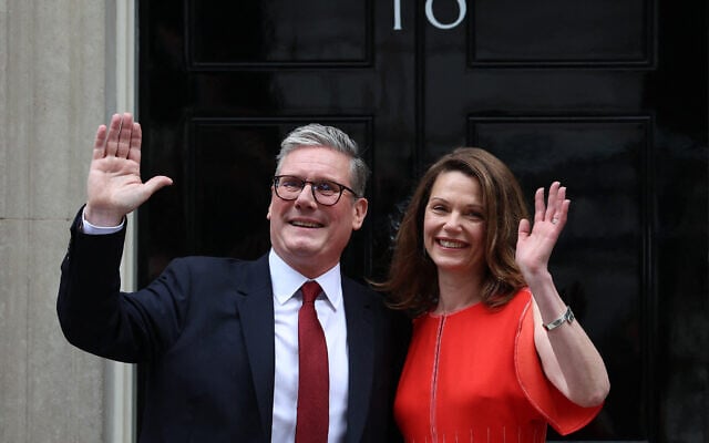 Britain's incoming Prime Minister Keir Starmer and leader of the Labour Party, and his wife Victoria pose on the steps of 10 Downing Street in London on July 5, 2024 (Photo by HENRY NICHOLLS / AFP)