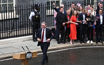 Britain's incoming Prime Minister and leader of the Labour Party Keir Starmer, walks to the podium to address the nation after his general election victory, outside 10 Downing Street in London on July 5, 2024. (JUSTIN TALLIS / AFP)