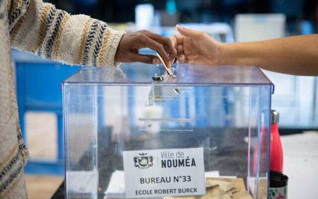 A voter casts their ballot at a polling station at the Ko We Kara cultural centre in Noumea, in the French Pacific territory of New Caledonia, during the second round of France's legislative elections on July 7, 2024 (Delphine MAYEUR / AFP) A voter casts their ballot at a polling station at the Ko We Kara cultural centre in Noumea, in the French Pacific territory of New Caledonia, during the second round of France's legislative elections on July 7, 2024 (Delphine MAYEUR / AFP)