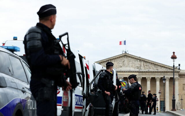 Police officers stand in front of the building of French National Assembly (Assemblee Nationale) before the first results of the second round of France's legislative election in Paris on July 7, 2024. (ALAIN JOCARD / AFP)