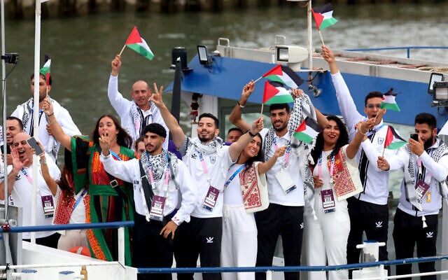 Athletes of Team Palestine wave flags on the athletes' parade team boat along the River Seine during the opening ceremony of the Olympic Games Paris 2024 on July 26, 2024 in Paris, France. (Michael Reaves / POOL / AFP) Athletes of Team Palestine wave flags on the athletes' parade team boat along the River Seine during the opening ceremony of the Olympic Games Paris 2024 on July 26, 2024 in Paris, France. (Michael Reaves / POOL / AFP)