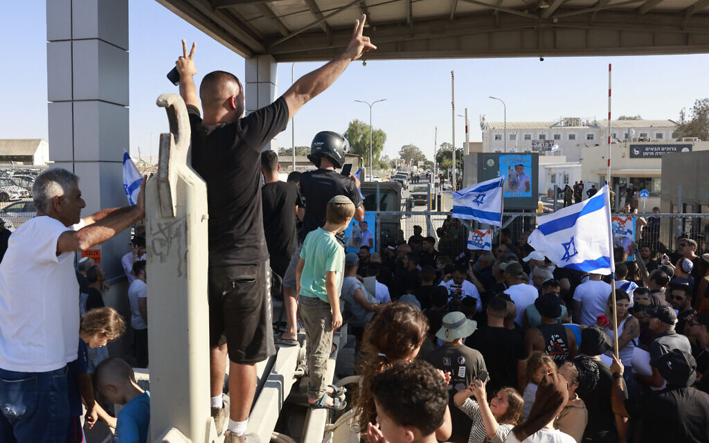 Right-wing Israelis demonstrate next to the Sde Teiman military base near Beersheba, against the detention of military reservists suspected of abusing a Palestinian terror suspect, July 29, 2024. (Menahem Kahana / AFP)