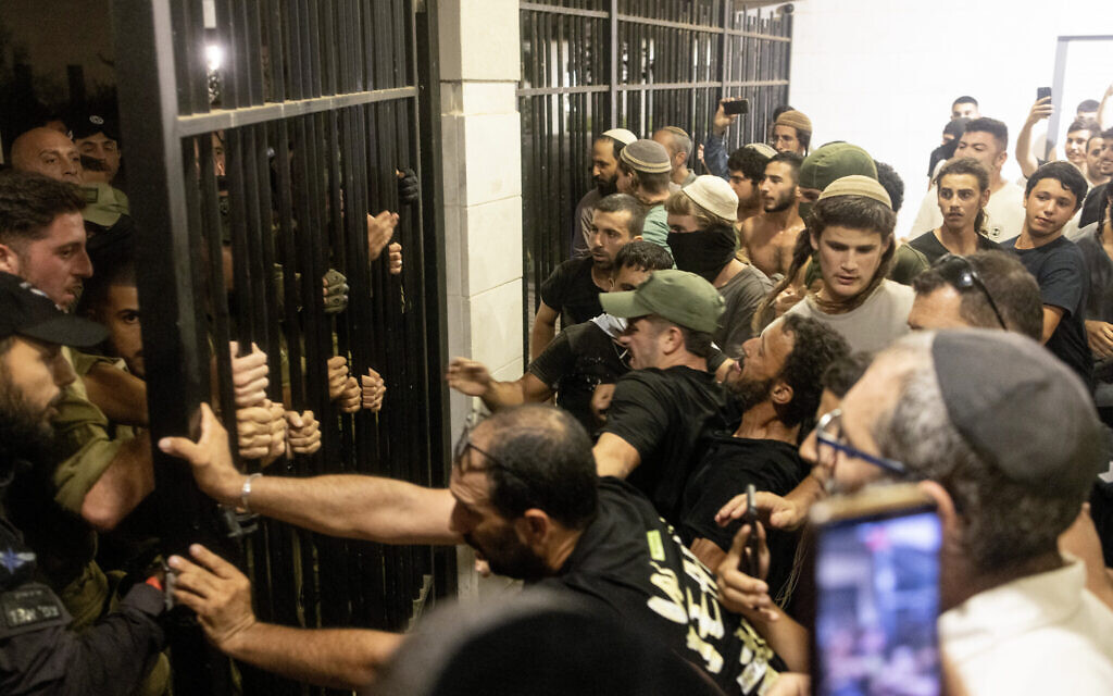 Israeli soldiers and police clash with far-right protesters, after they broke into the Beit Lid army base over the detention for questioning of military reservists who are suspected of abuse of a Palestinian terror suspect detained there, on July 29, 2024 (Oren Ziv / AFP)