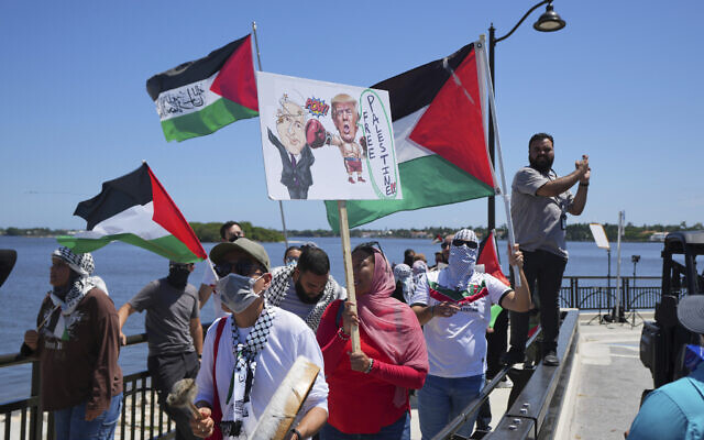 Anti-Israel protesters demonstrate against Prime Minister Benjamin Netanyahu's visit to Mar-a-Lago to meet with former US president Donald Trump, July 26, 2024, in Palm Beach, Florida. (AP Photo/Jim Rassol)