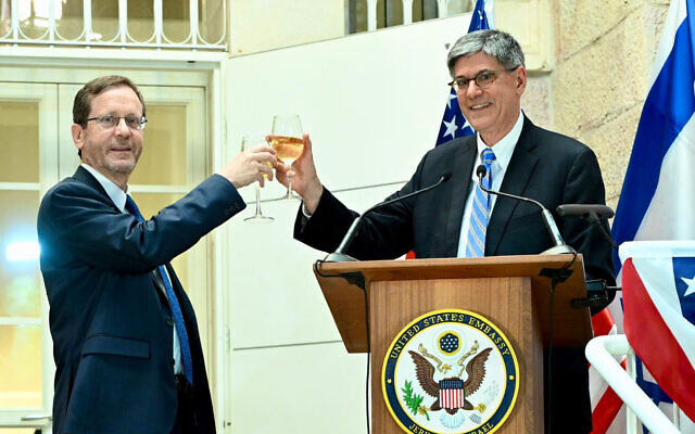 US Ambassador to Israel Jack Lew (R) and President Isaac Herzog at the US Embassy in Jerusalem's annual Julu 4 celebration. (US Embassy in Jerusalem)
