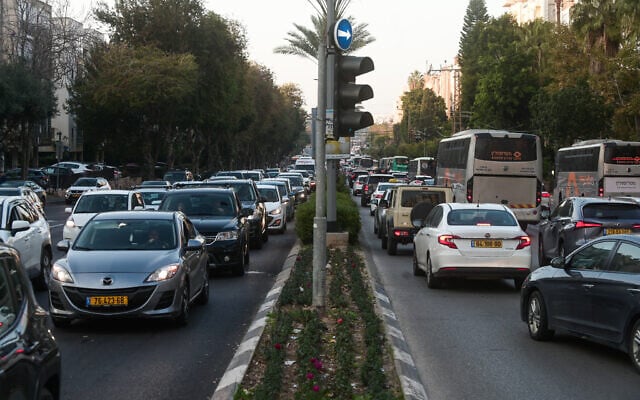 Heavy traffic in Tel Aviv, January 23, 2023. (Avshalom Sassoni/Flash90) Heavy traffic in Tel Aviv, January 23, 2023. (Avshalom Sassoni/Flash90)