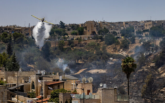 Israeli firefighters try to extinguish a fire which broke out in the Gilo Neighborhood of Jerusalem, July 4, 2024 (Chaim Goldberg/Flash90) Israeli firefighters try to extinguish a fire which broke out in the Gilo Neighborhood of Jerusalem, July 4, 2024 (Chaim Goldberg/Flash90)