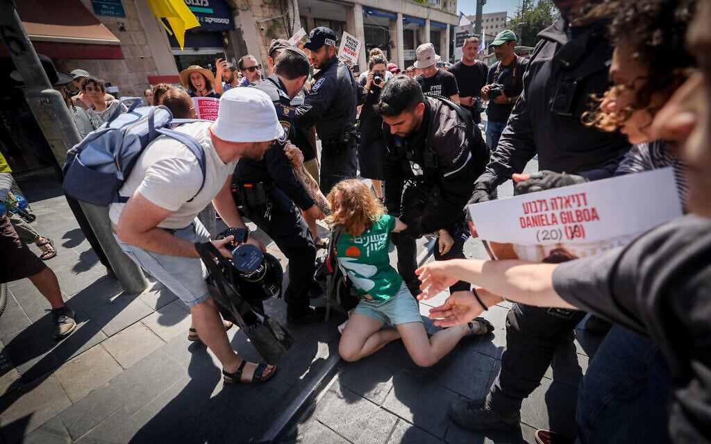 Protesters calling for a hostage deal and elections scuffle with police in Jerusalem, July 7, 2024 (Yonatan Sindel/Flash90)