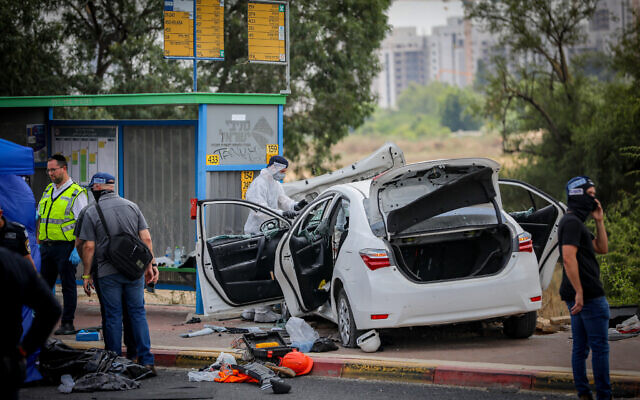Israeli security and rescue personnel work at the scene of a terror attack at the Nir Tzvi Junction in central Israel, July 14, 2024. (Jamal Awad/Flash90) Israeli security and rescue personnel work at the scene of a terror attack at the Nir Tzvi Junction in central Israel, July 14, 2024. (Jamal Awad/Flash90)
