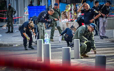 Israeli security forces at the scene of a drone explosion in Tel Aviv on July 19, 2024. (Avshalom Sassoni/Flash90)