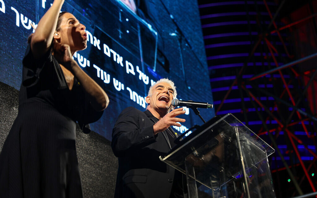 MK Yair Lapid attends a protest against Prime Minister Benjamin Netanyah and the government and for the release of Israelis held hostage in the Gaza Strip in Tel Aviv, July 20, 2024. (Itai Ron/Flash90)