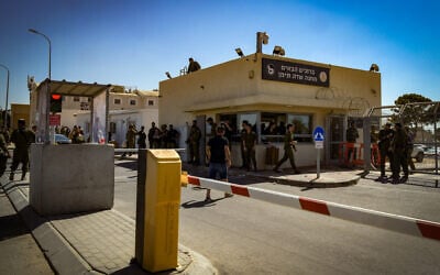 Far-right activists protest against the detention of Israeli reserve soldiers suspected of abusing a Hamas terror suspect, at the Sde Teiman military base near Beersheba, July 29, 2024. (Dudu Greenspan/Flash90)